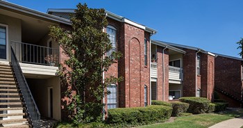 Exterior Crestmont Reserve Dallas Apartments For Rent - Photo Gallery 41
