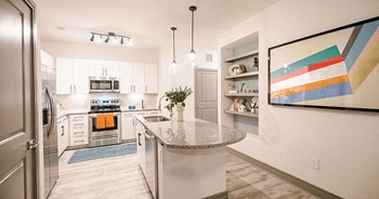 Hue on Greenhouse I Houston, TX - Photo Gallery 5