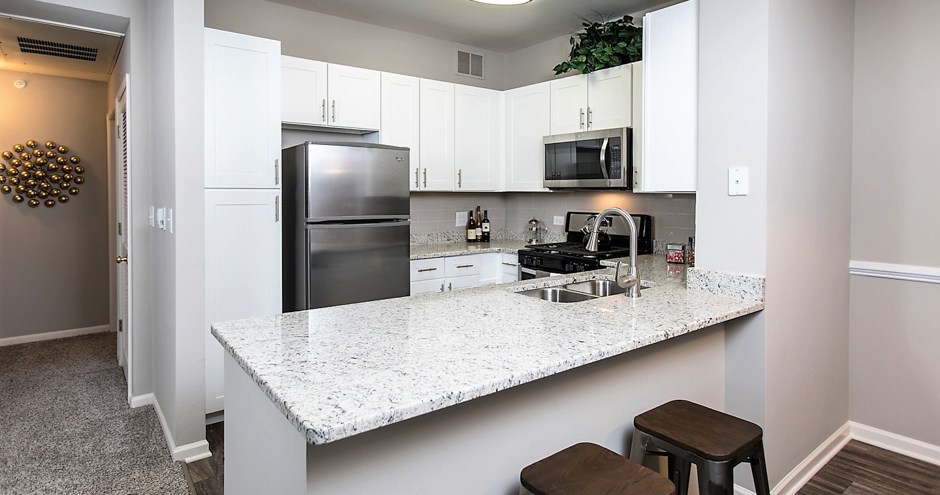 A kitWoodlake Apartments | Gurnee, IL