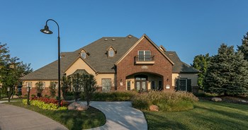 1318 SW Manor Lake Dr 1-3 Beds Apartment for Rent - Photo Gallery 5