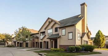 1318 SW Manor Lake Dr 1-3 Beds Apartment for Rent - Photo Gallery 3