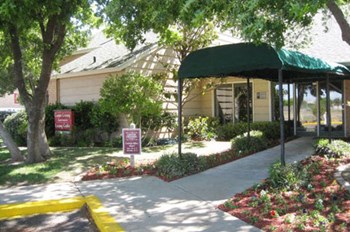 2102 W Loop 289 1-2 Beds Apartment for Rent - Photo Gallery 2