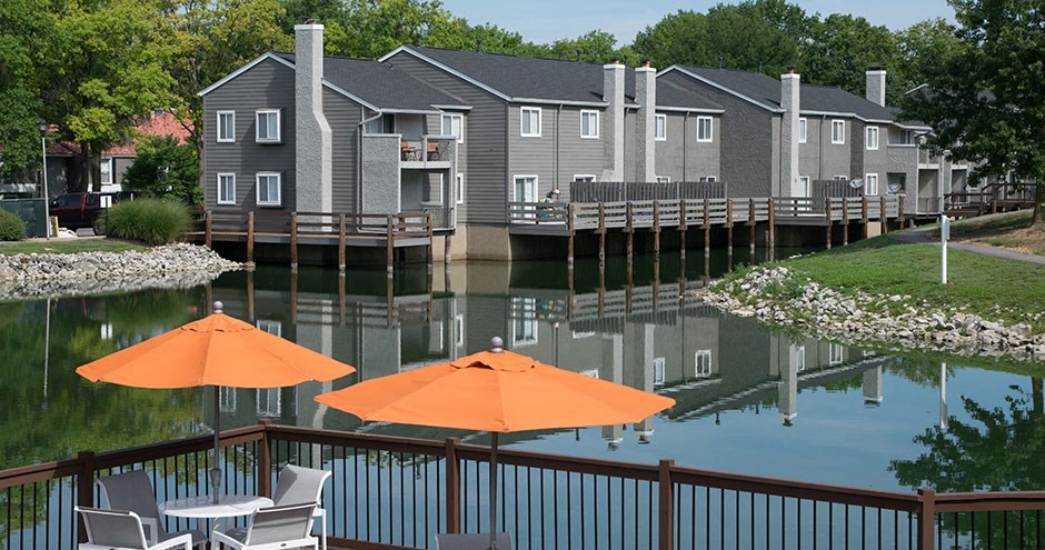Vicino on the Lake Apartments | Creve Coeur, MO