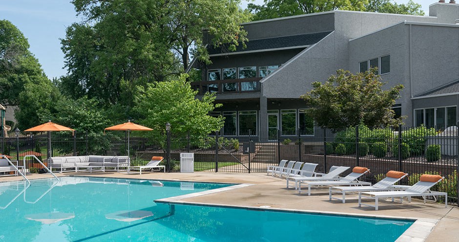 Vicino on the Lake Apartments | Creve Coeur, MO