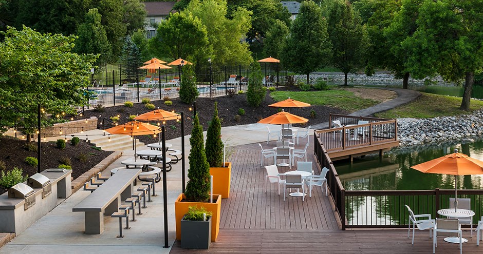 Vicino on the Lake Apartments | Creve Coeur, MO