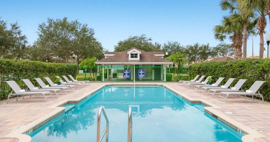 the pool at the resort at longboat key club