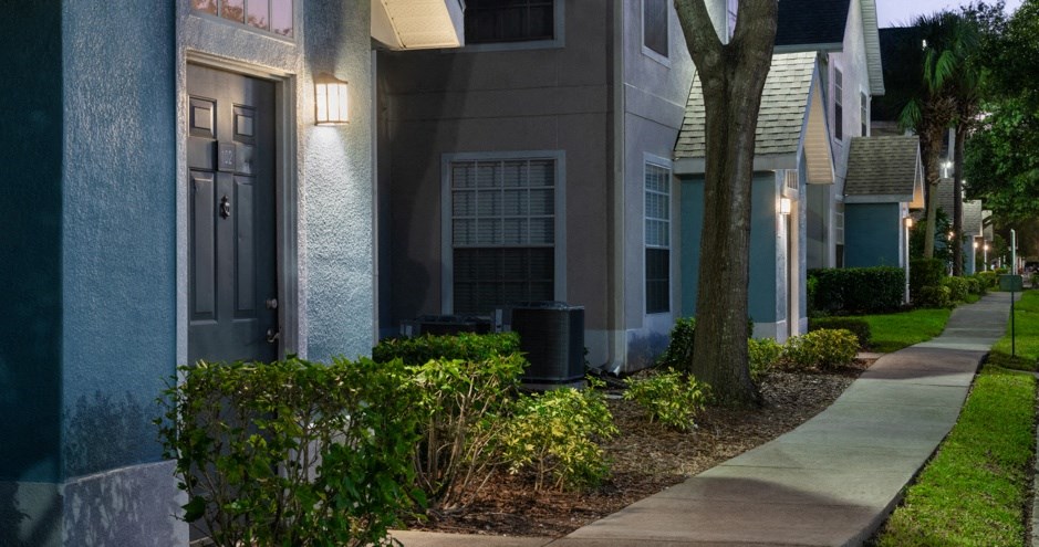 a sidewalk in front of a building