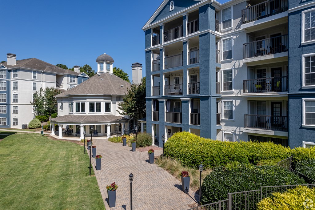 a view of the exterior of a building at the enclave at woodbridge apartments in sugar land