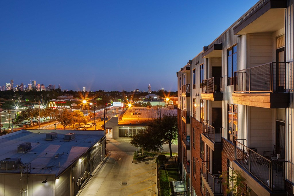 2125 Yale Apartments in the Heights - Downtown Views