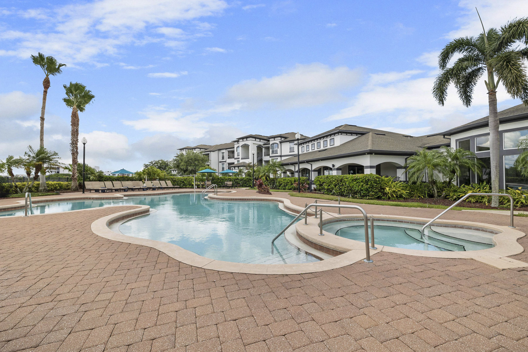Reserve At Beachline upgraded apartments for rent - Medical City - Pool and spa