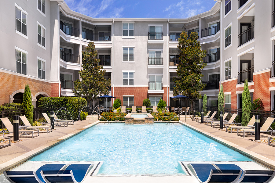 Brick Row Apartments - Downtown Dallas Apartments - swimming pool