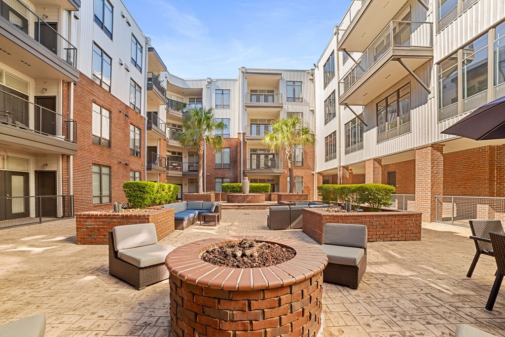 2125 Yale Apartments in Houston - Courtyard