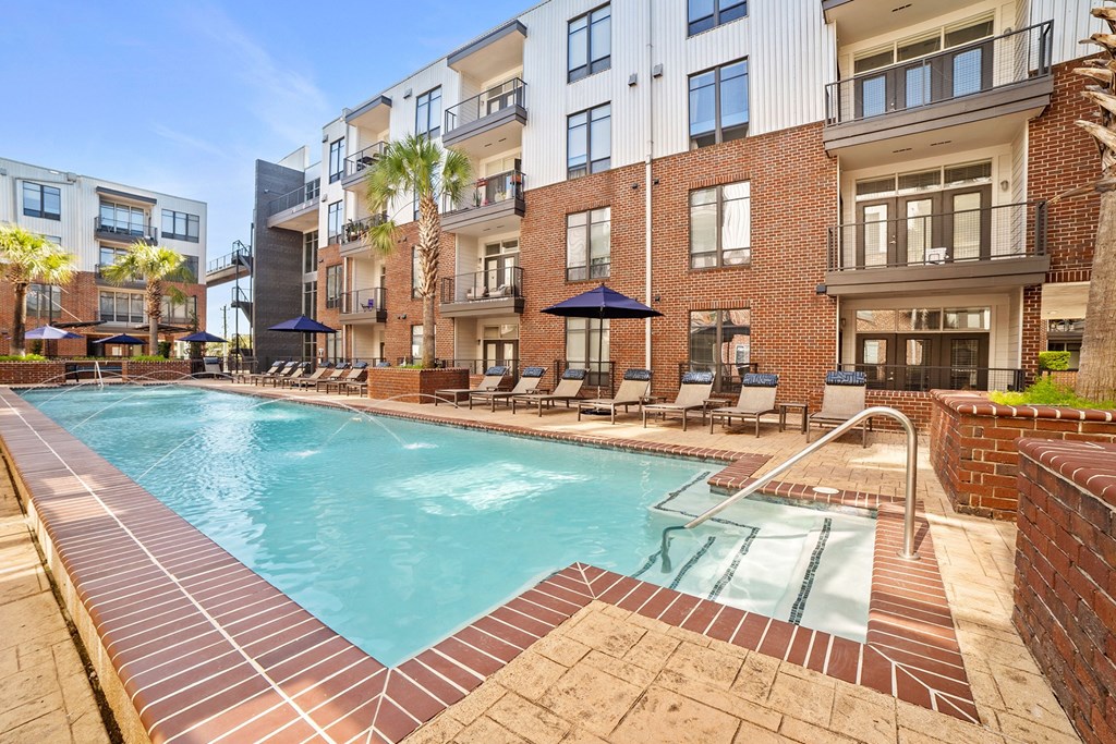 2125 Yale Swimming Pool and Outdoor Lounge Houston TX - Apartment in the Heights