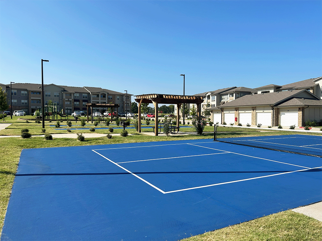 tennis court at the enclave at woodbridge apartments in sugar land, tx