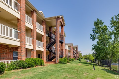 the preserve at ballantyne commons apartments courtyard and balconies