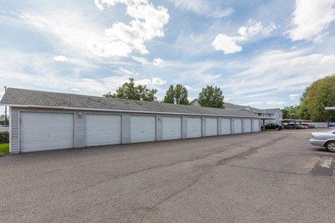 A parking lot with a building and cars.