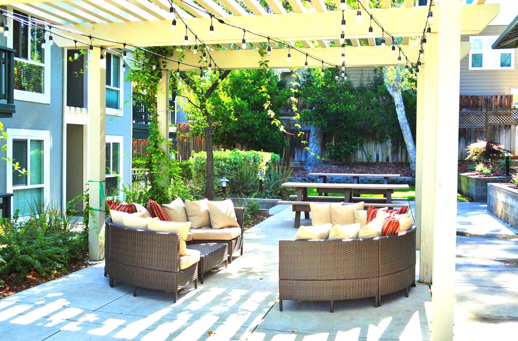 Lounge area at Pleasanton Glen Apartment Homes