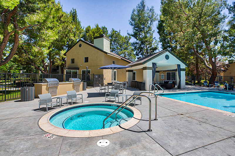 Pool and spa area with bbq at Mountain Vista Apartment Homes