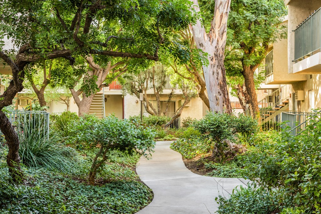 Winding walkways at Village Pointe Apartment Homes
