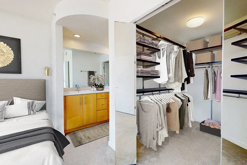 Large Closet in Esprit