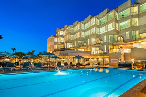 A large pool in front of a building with a sign that says "ESPIN".