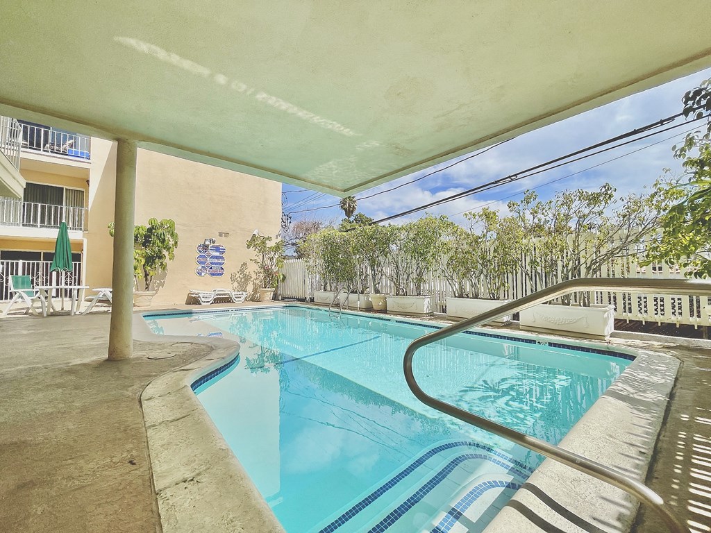 Apartment Building in Beverly Hills Pool