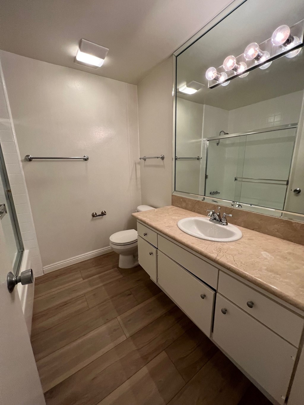 Bathroom with Hardwood Floors and Bathtub/Shower