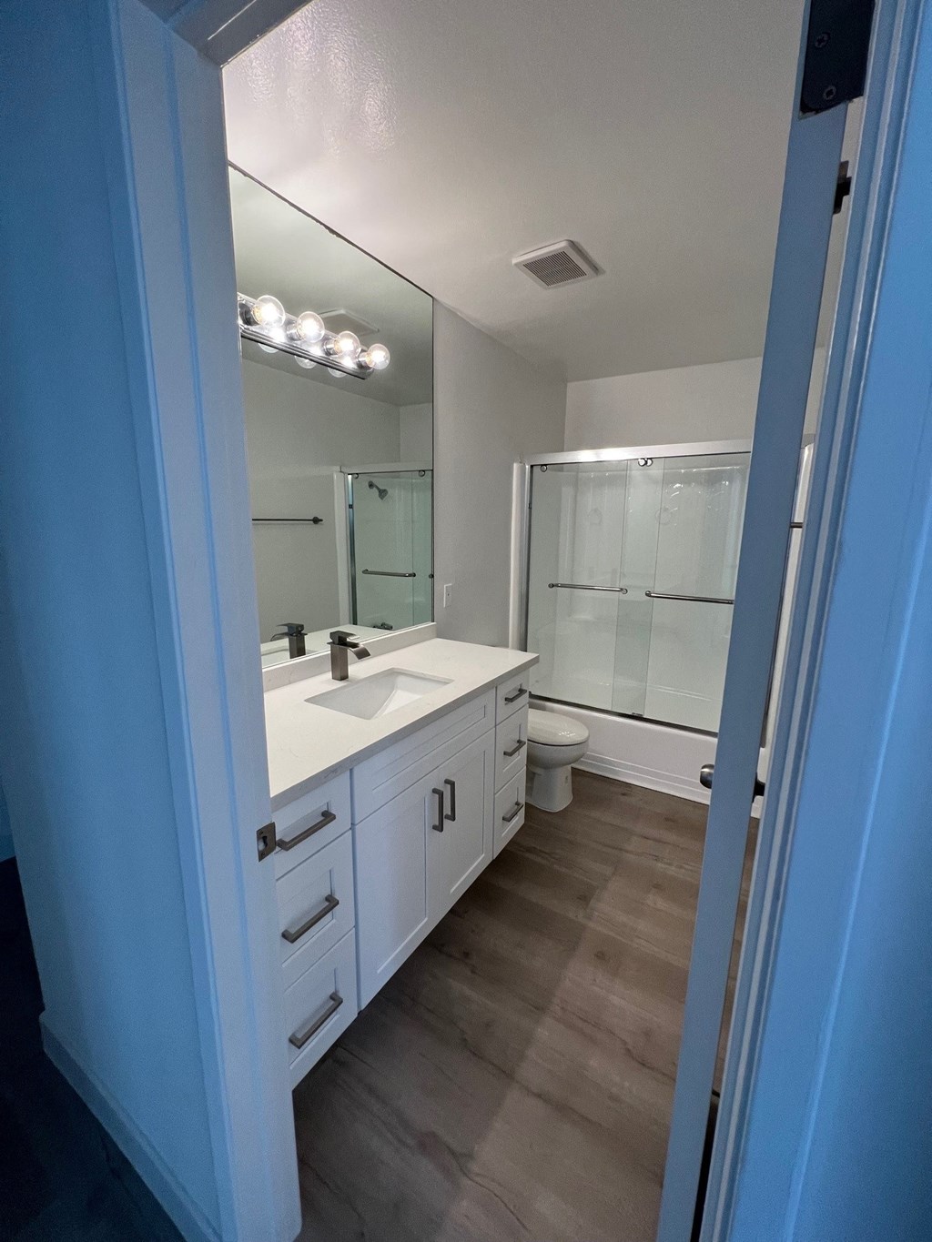 Bathroom with Hardwood Floors and Bathtub/Shower