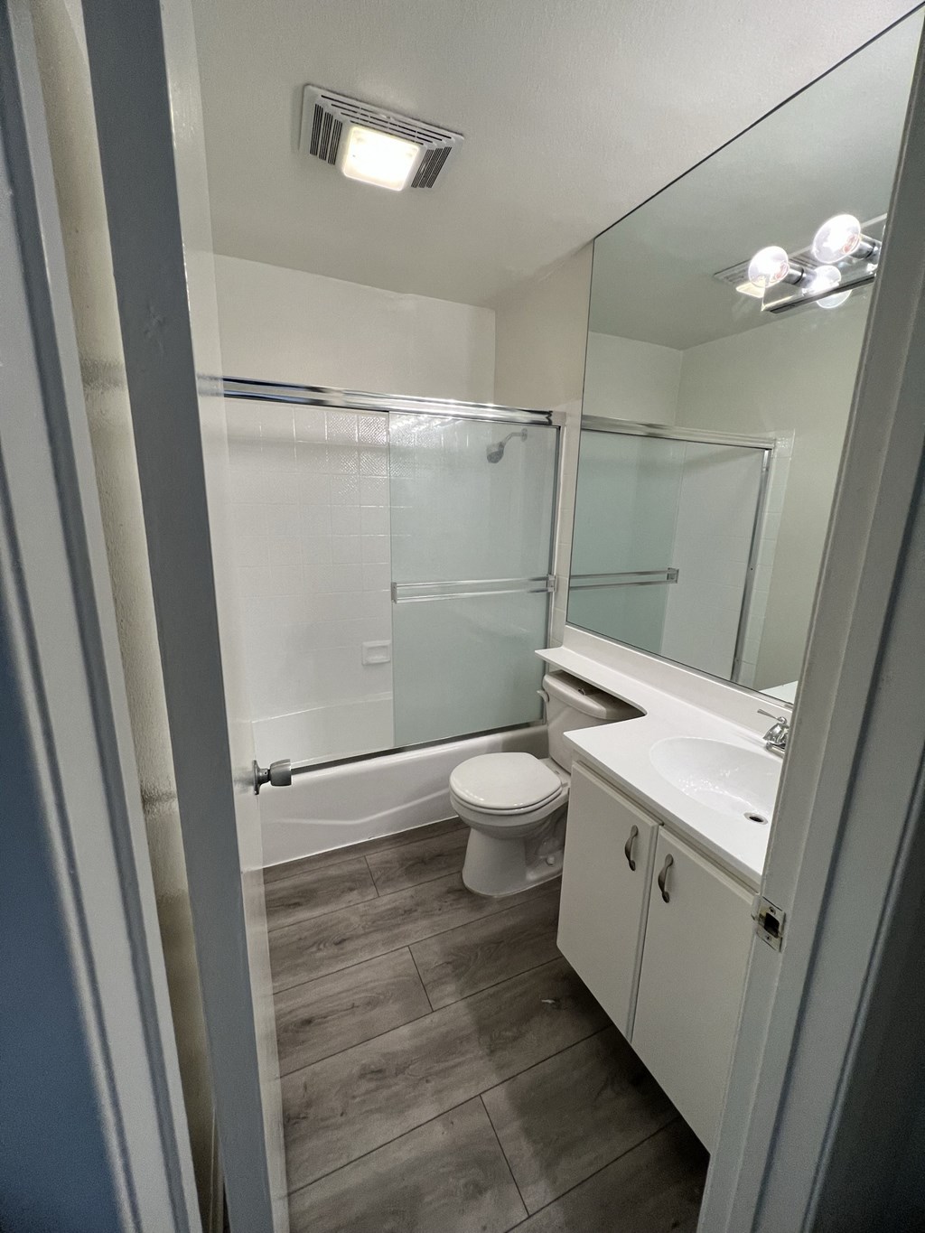 Bathroom with Hardwood Floors and Bathtub/Shower
