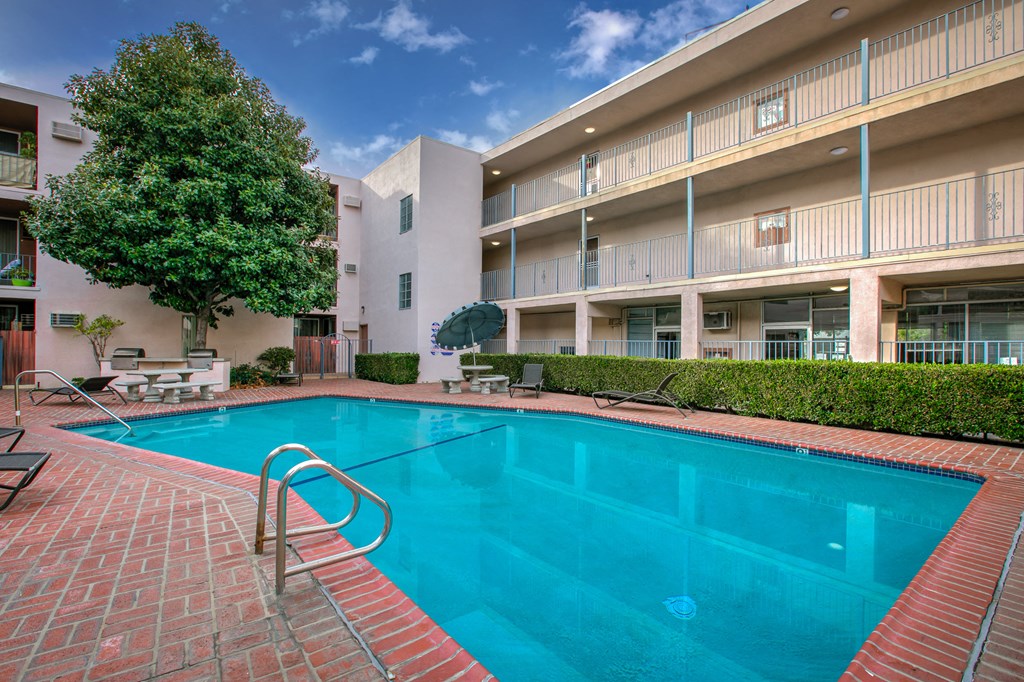 Apartment Building in Encino Pool