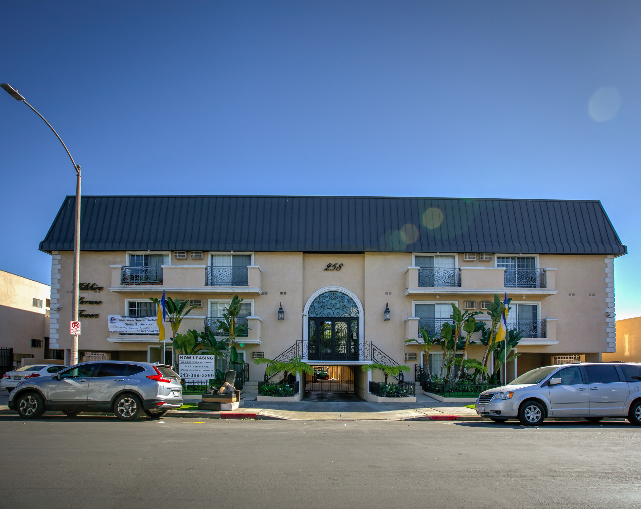 a large building with cars parked in front of it