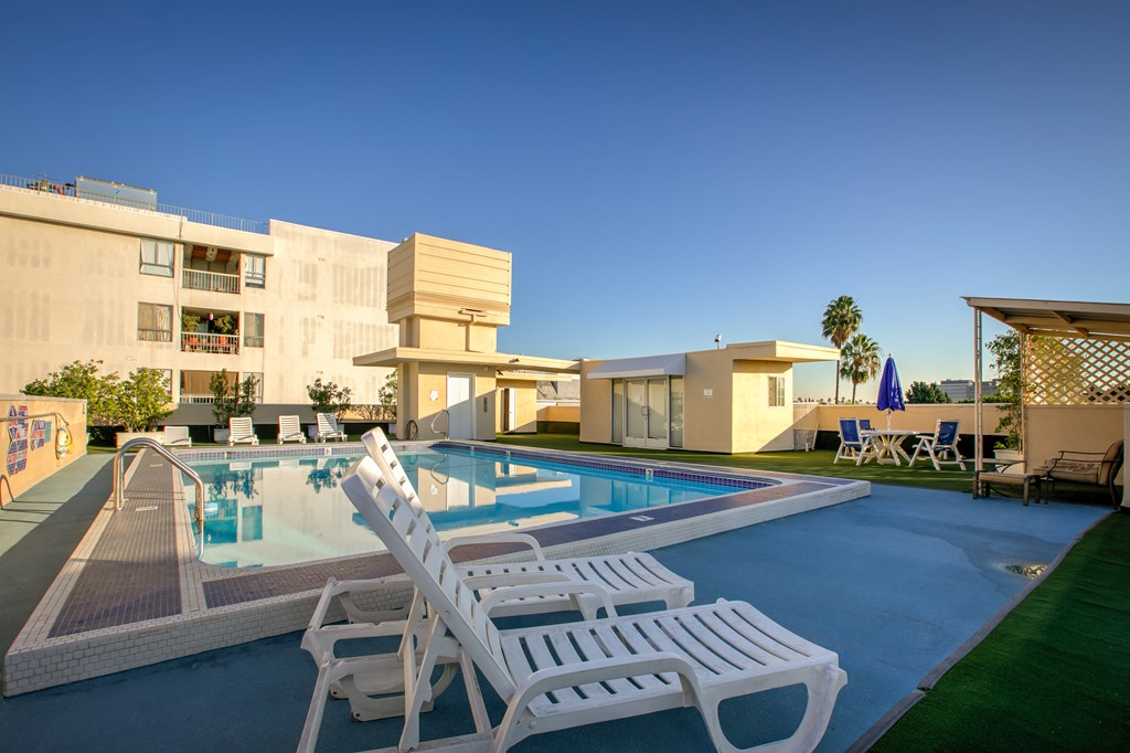 Apartment Building in Beverly Hills Pool