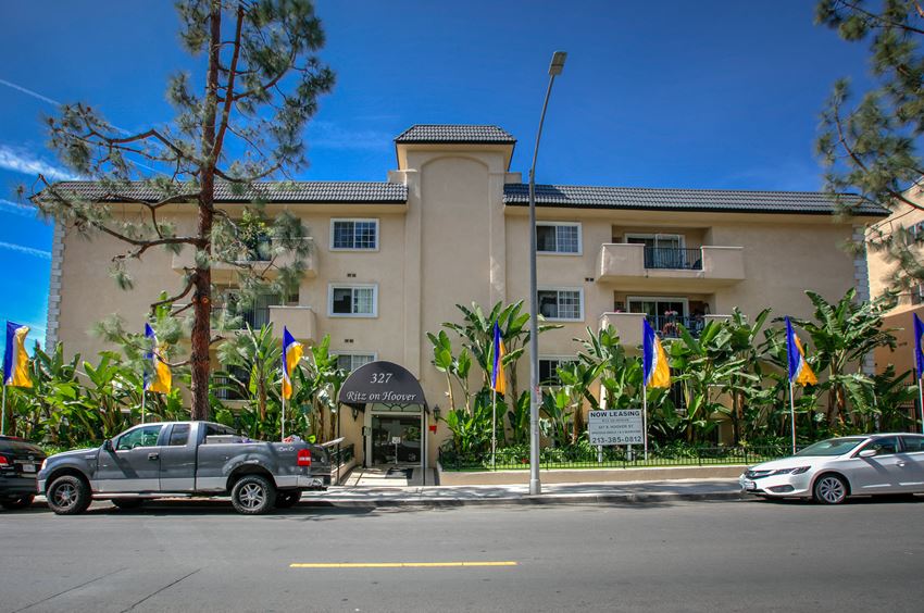 Apartment Building in Los Angeles - Photo Gallery