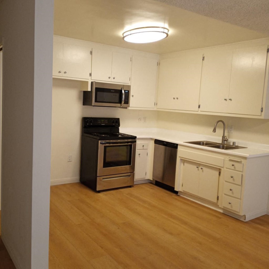 Sterling Encino Country Club is a similar property to Legado Encino located in Encino