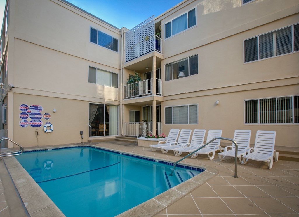 Apartment Building in Beverly Hills with Swimming Pool
