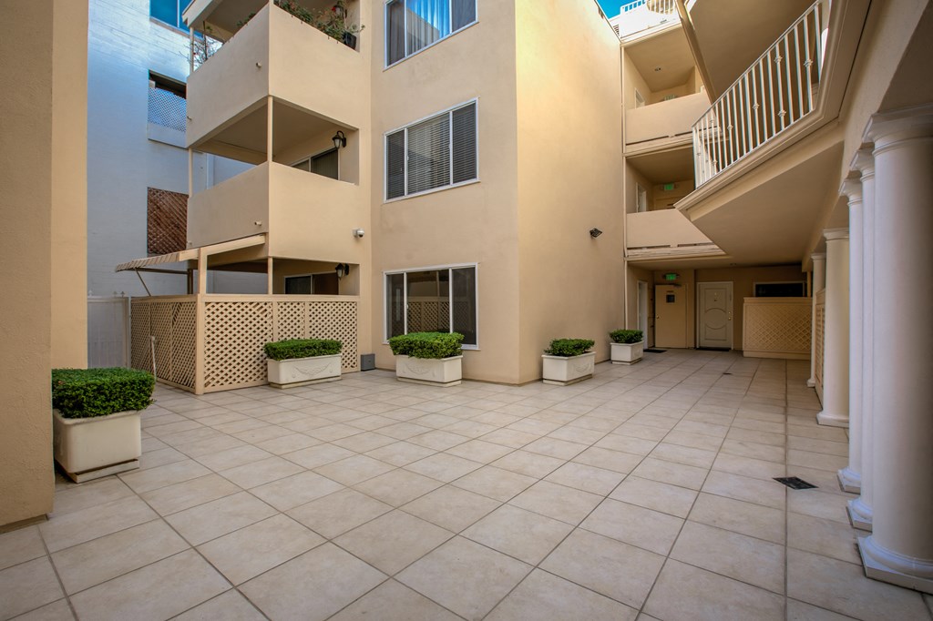 Apartment Building in Beverly Hills Courtyard