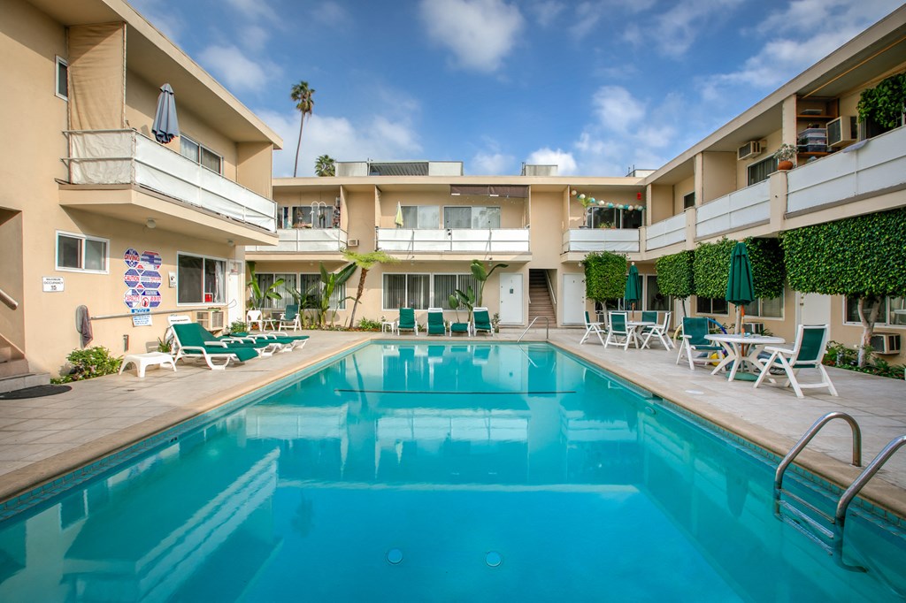 Apartment Building in Los Angeles Pool