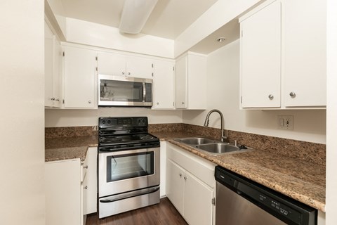 the preserve at ballantyne commons apartment kitchen with granite counter tops and stainless appliances