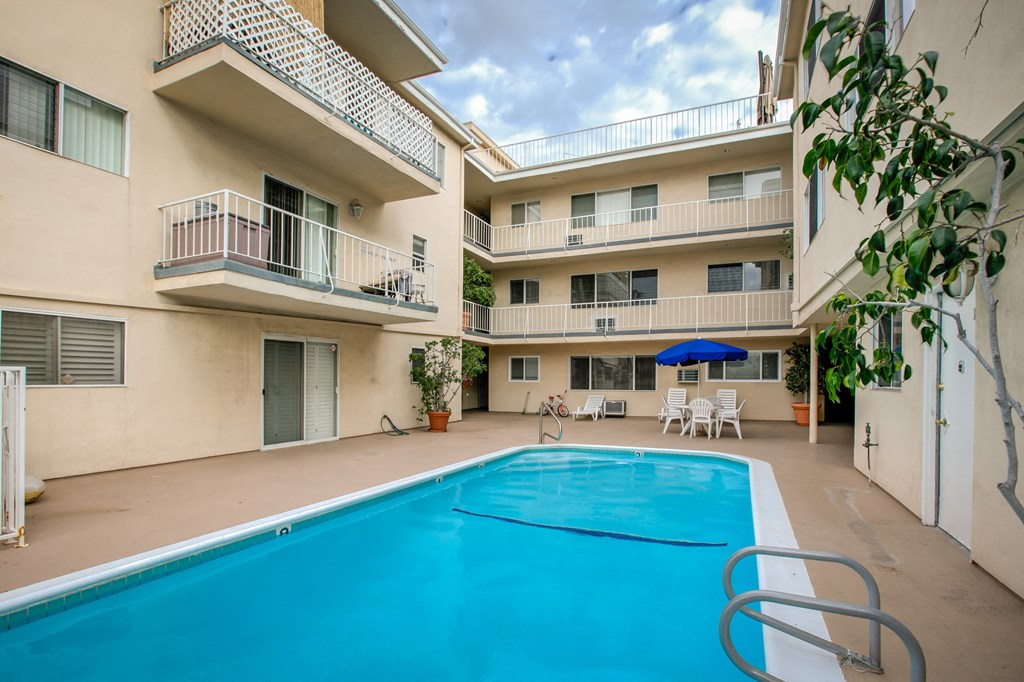 Apartment Building in Beverly Hills Pool