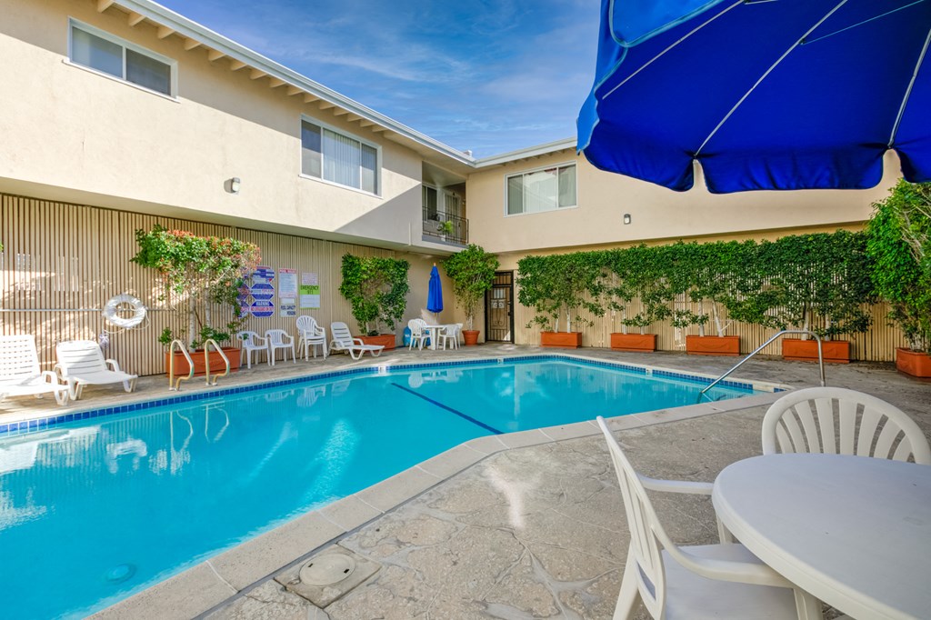Apartment Building in Sherman Oaks Pool