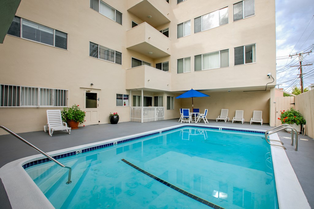 Apartment Building in Beverly Hills Pool