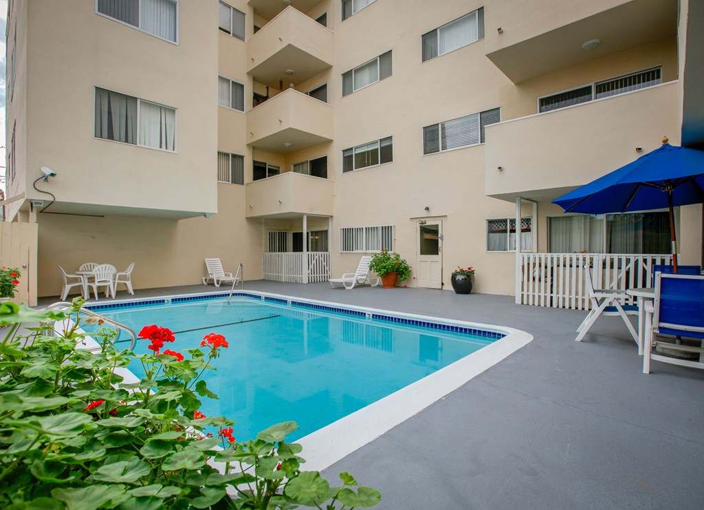 Apartment Building in Beverly Hills Pool