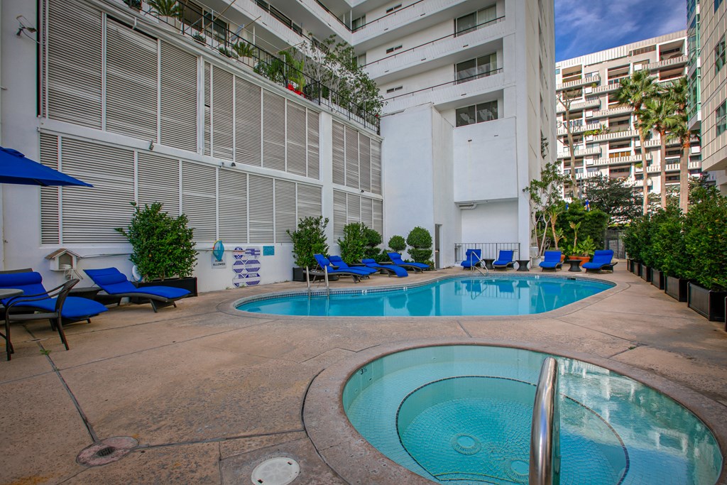 Apartment Building in Los Angeles Pool and Jacuzzi
