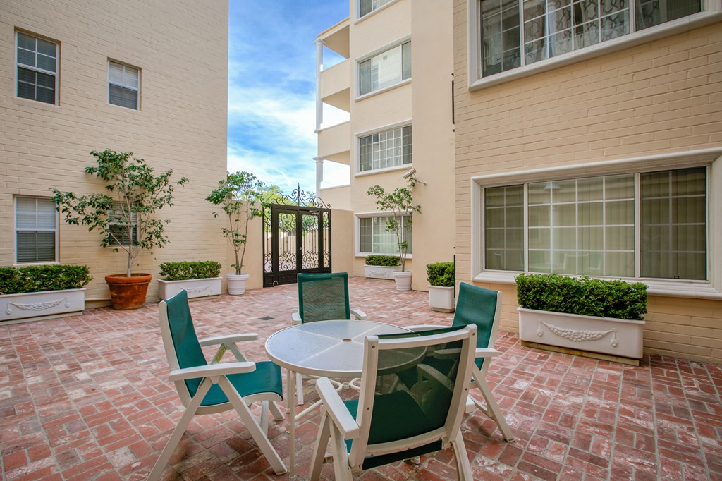 Apartment Building in Beverly Hills Courtyard
