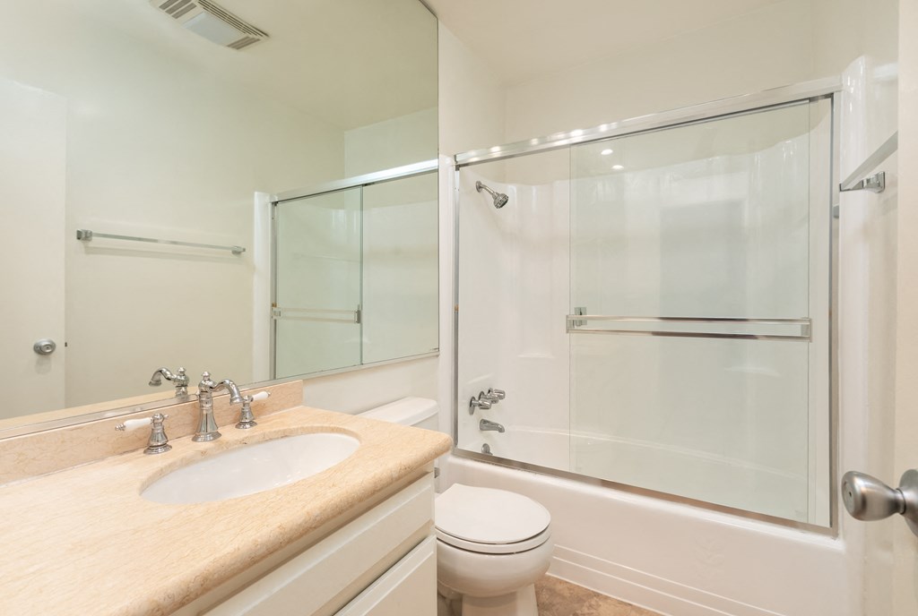 Bathroom with Bathrub/Shower