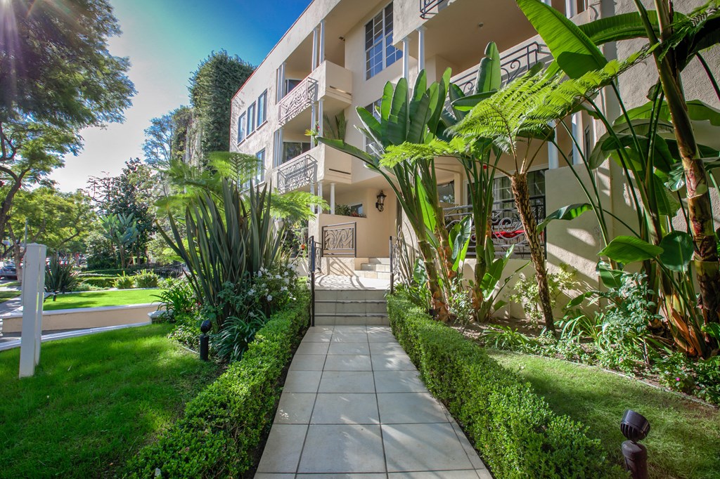 Apartment Building in Beverly Hills