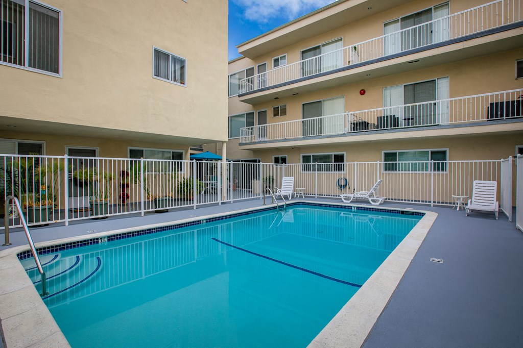 Apartment Building in Beverly Hills Pool