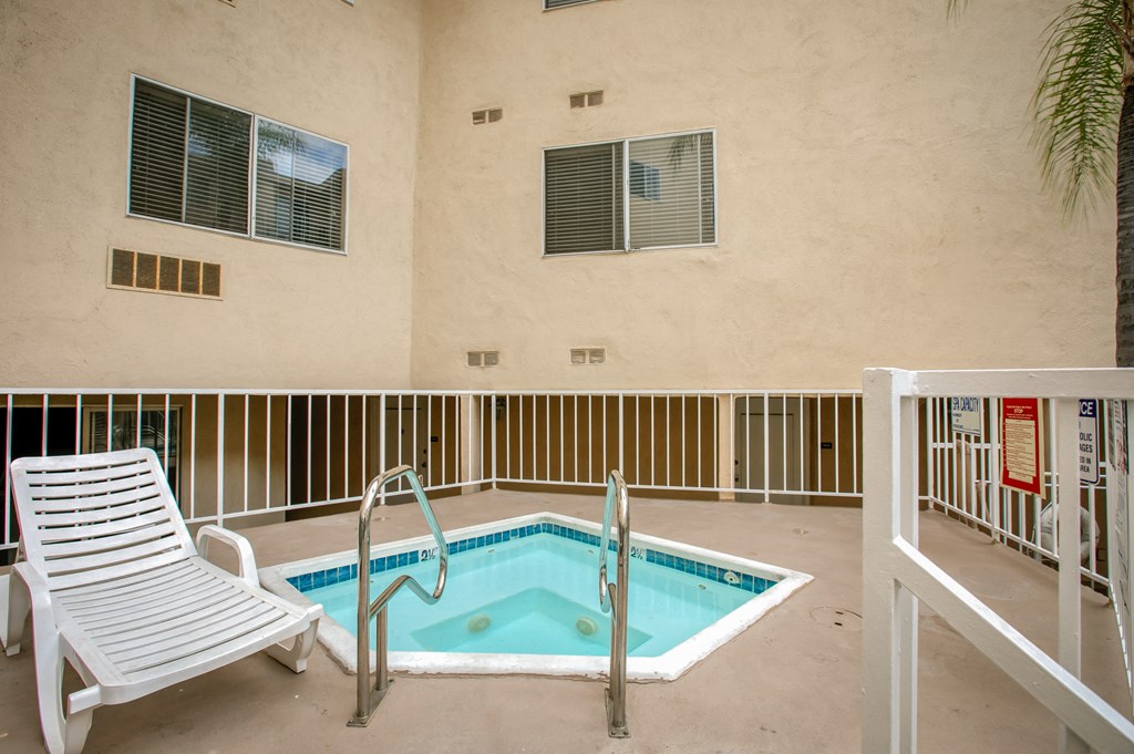 Apartment Building in Los Angeles Jacuzzi