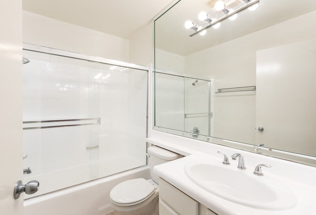Bathroom with White Cabinets and Bathtub/Shower