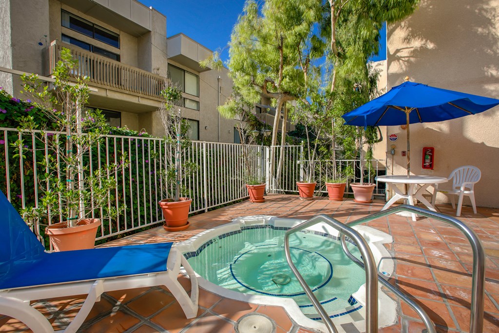 Apartment Building in Los Angeles Jacuzzi